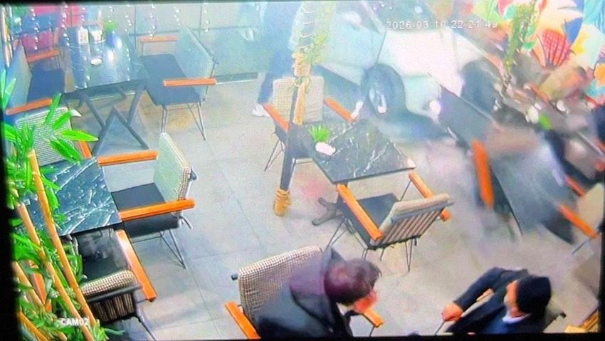 Kocaeli'de dehşet anları! Otomobil kafeye daldı 2 kişi yaralandı