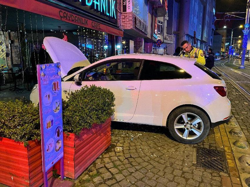 Kocaeli'de dehşet anları! Otomobil kafeye daldı 2 kişi yaralandı