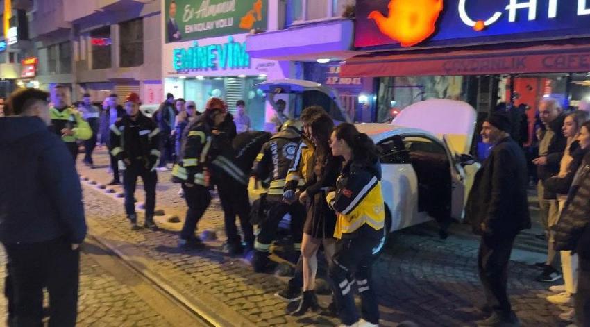 Kocaeli'de dehşet anları! Otomobil kafeye daldı 2 kişi yaralandı