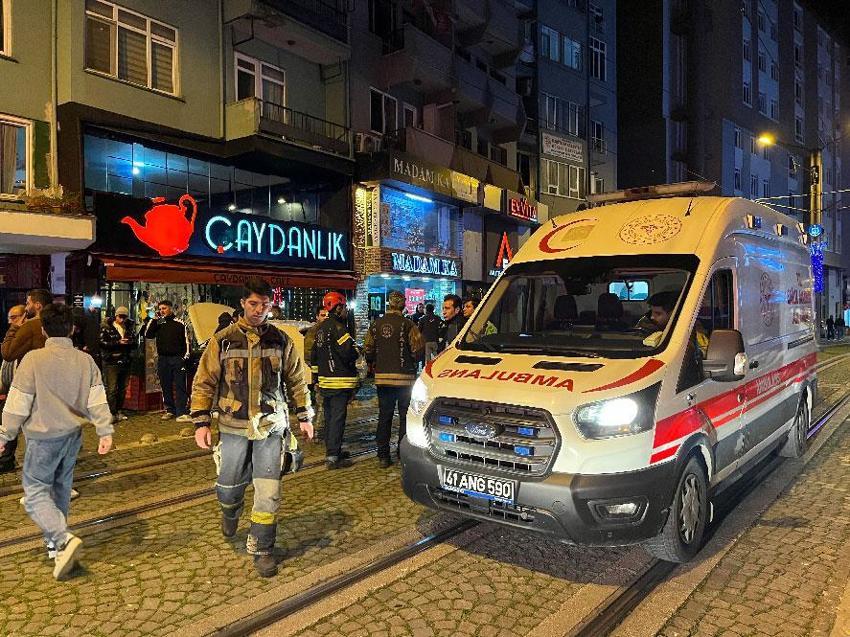 Kocaeli'de dehşet anları! Otomobil kafeye daldı 2 kişi yaralandı