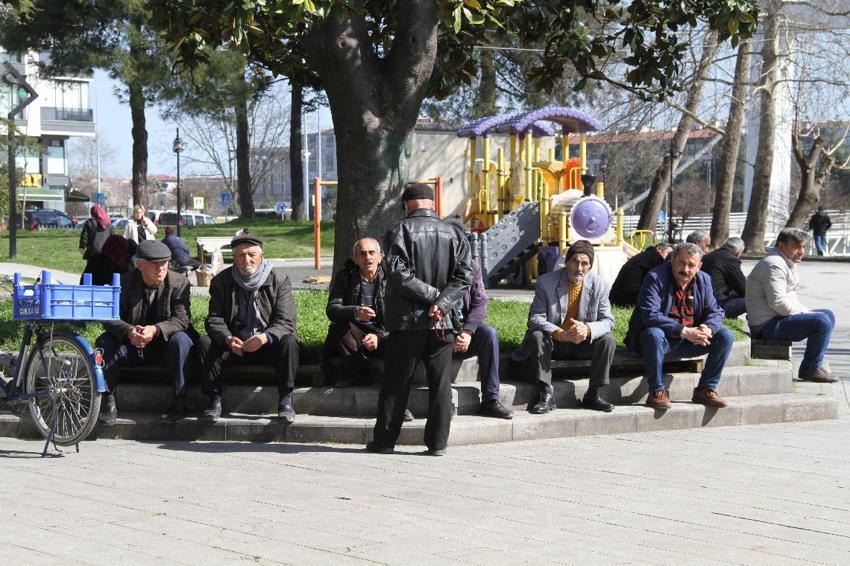 Havalar ısındı Çarşamba'ya bahar geldi: Vatandaşlar sokağa akın etti