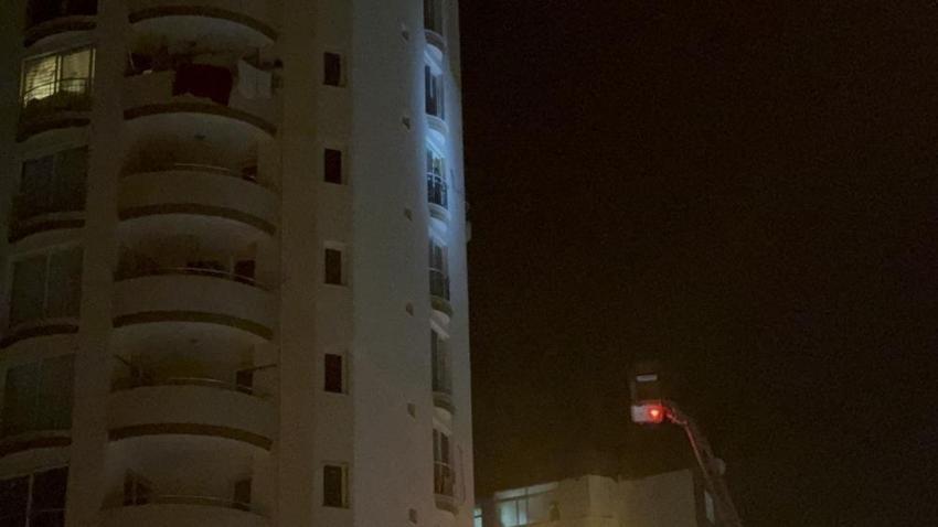 Balkona çıkıp elindeki şişeyi gösterdi: Adana'da dehşet gecesi! Tehdit savurdu