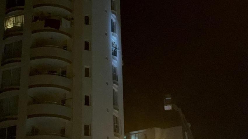Balkona çıkıp elindeki şişeyi gösterdi: Adana'da dehşet gecesi! Tehdit savurdu