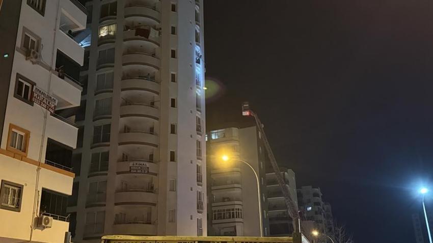 Balkona çıkıp elindeki şişeyi gösterdi: Adana'da dehşet gecesi! Tehdit savurdu