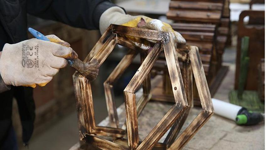 70 yaşından sonra evinin bodrum katını dev üretim merkezine dönüştürdü! En büyük yardımcısı gelini oldu: Her gün sabah 8'de işe koyuluyor!