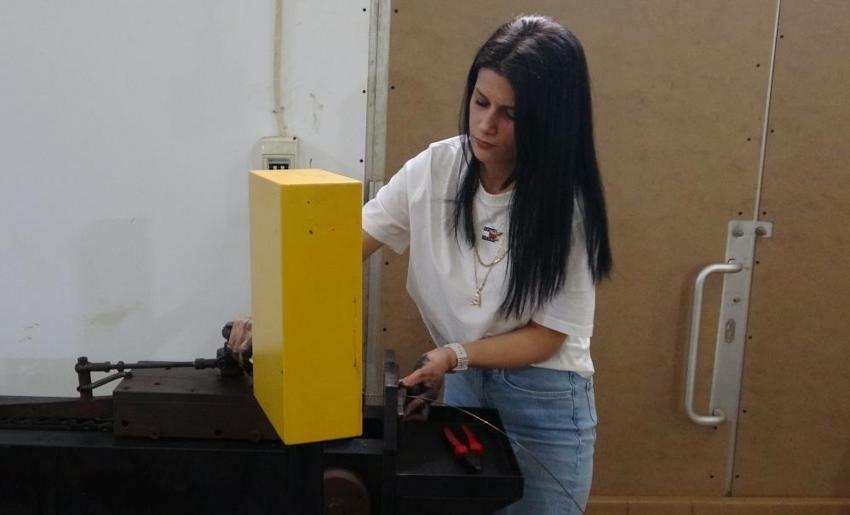 Ojeli tırnaklarıyla erkek egemen meslekte usta oldu! Kadınların takmak için can attıkları ürünleri üretiyor