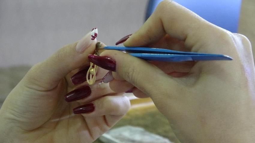 Ojeli tırnaklarıyla erkek egemen meslekte usta oldu! Kadınların takmak için can attıkları ürünleri üretiyor