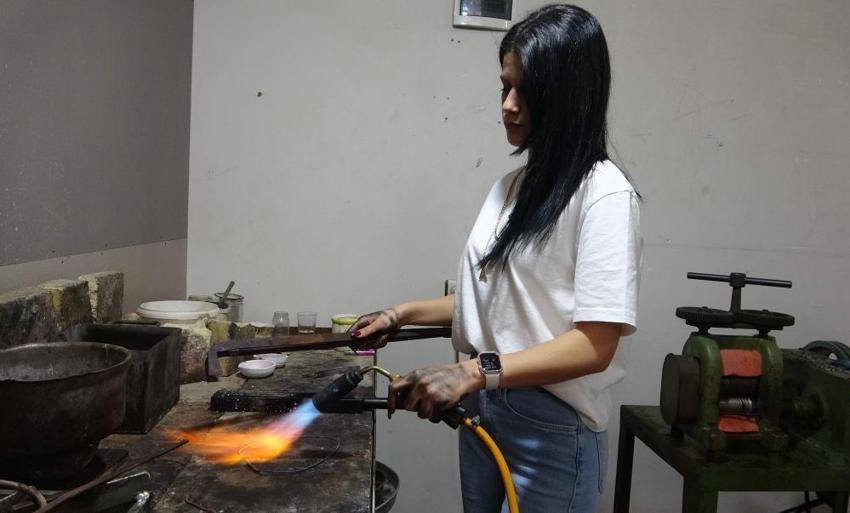 Ojeli tırnaklarıyla erkek egemen meslekte usta oldu! Kadınların takmak için can attıkları ürünleri üretiyor