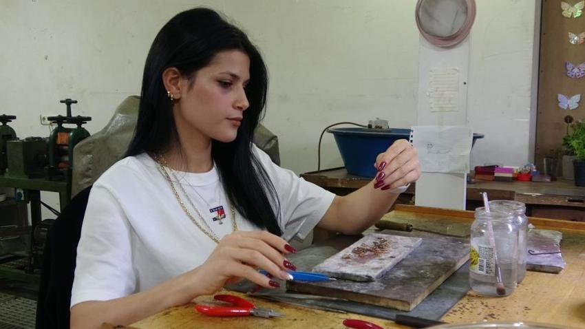 Ojeli tırnaklarıyla erkek egemen meslekte usta oldu! Kadınların takmak için can attıkları ürünleri üretiyor