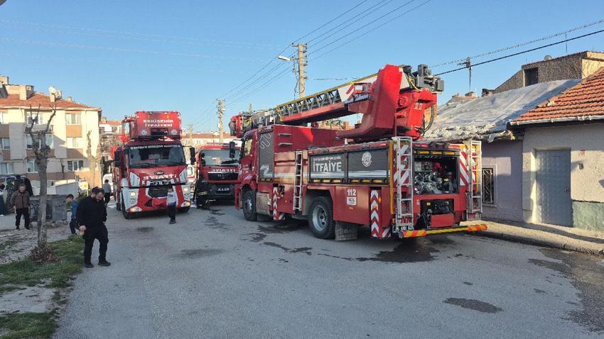 Eskişehir Yeşiltepe Mahallesinde yangın paniği: Vatandaşlar sokağa döküldü