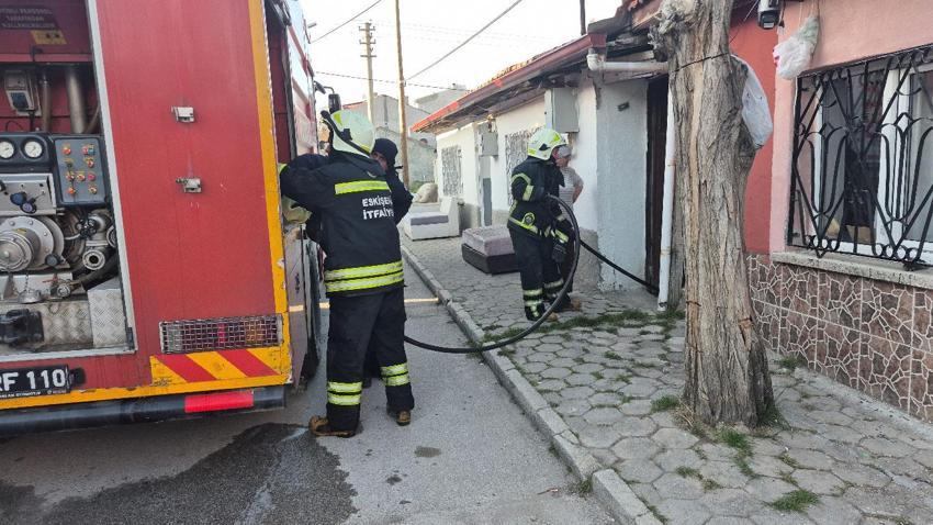 Eskişehir Yeşiltepe Mahallesinde yangın paniği: Vatandaşlar sokağa döküldü