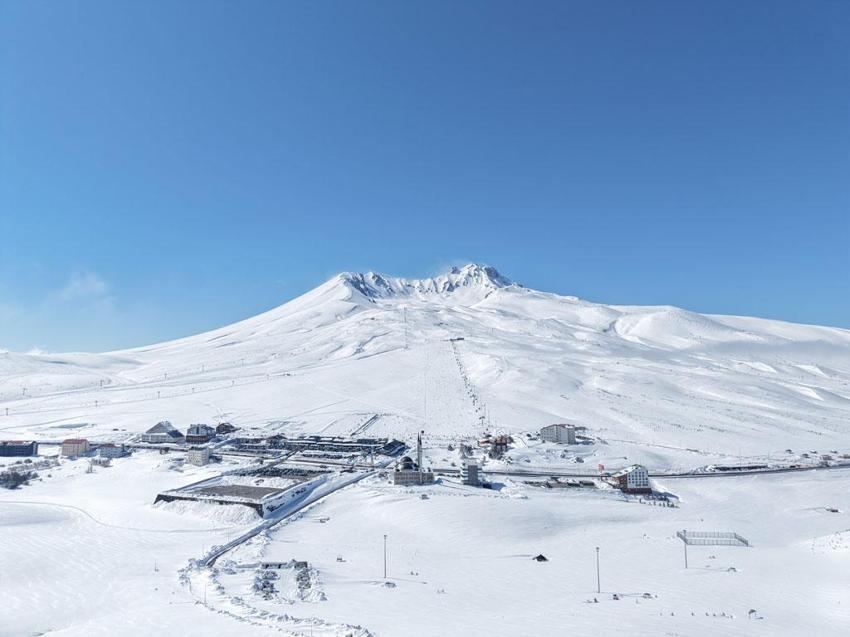 Ara tatil ve Ramazan Bayramı'na hazırlanan Erciyes ziyaretçi rekoru kırdı
