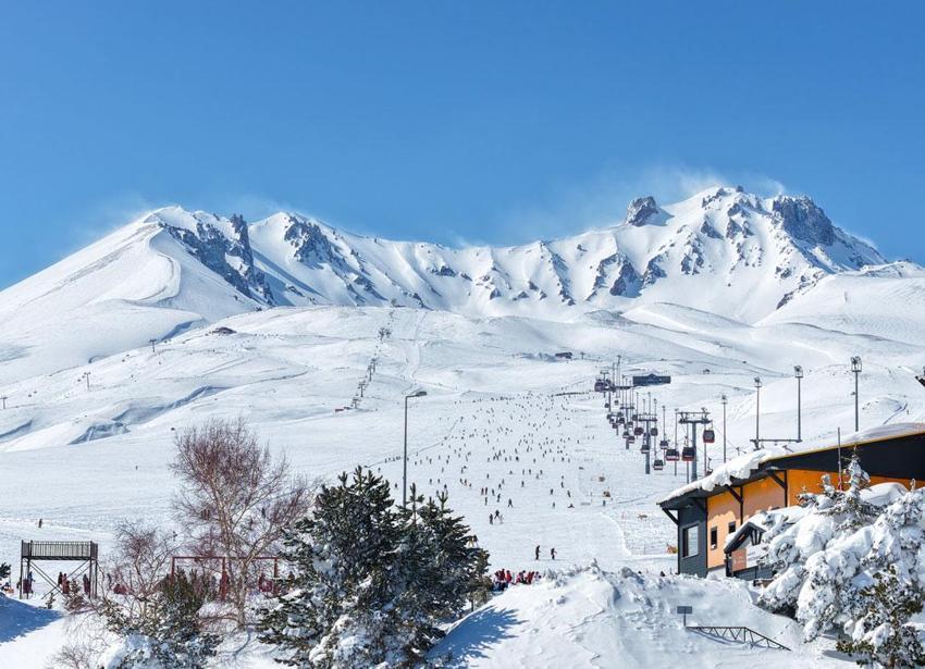 Ara tatil ve Ramazan Bayramı'na hazırlanan Erciyes ziyaretçi rekoru kırdı