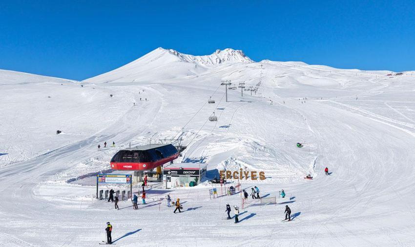 Ara tatil ve Ramazan Bayramı'na hazırlanan Erciyes ziyaretçi rekoru kırdı