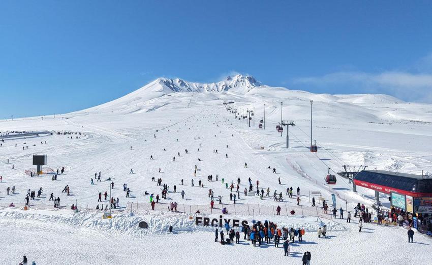Ara tatil ve Ramazan Bayramı'na hazırlanan Erciyes ziyaretçi rekoru kırdı