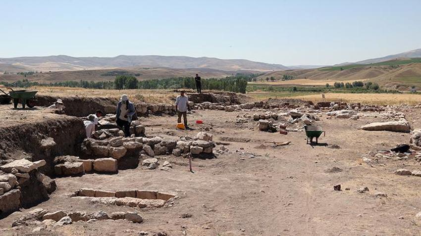 Sivas'ta tarlada keşfedildi! 23 kişi toplanıp sırrı çözüldü: Ortasında delik çıktı