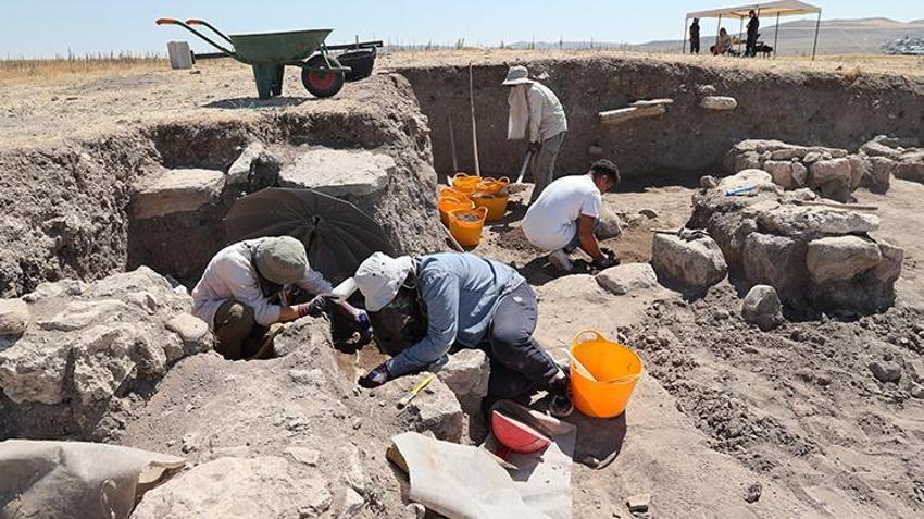 Sivas'ta tarlada keşfedildi! 23 kişi toplanıp sırrı çözüldü: Ortasında delik çıktı