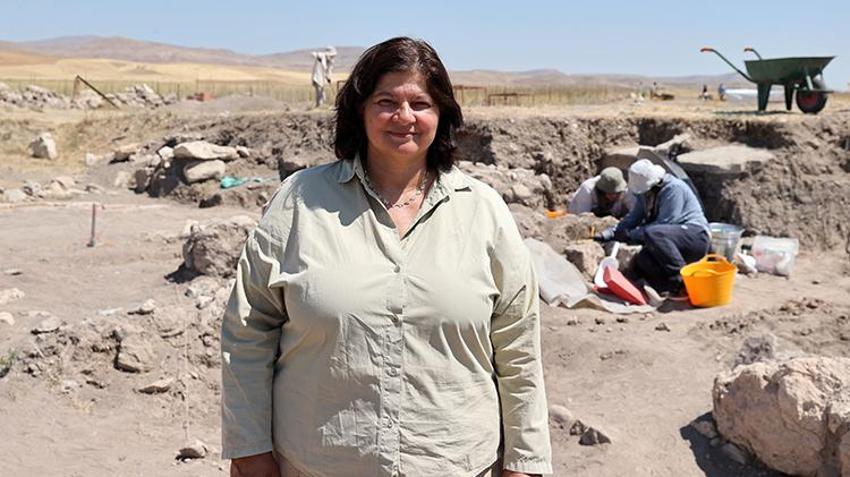 Sivas'ta tarlada keşfedildi! 23 kişi toplanıp sırrı çözüldü: Ortasında delik çıktı