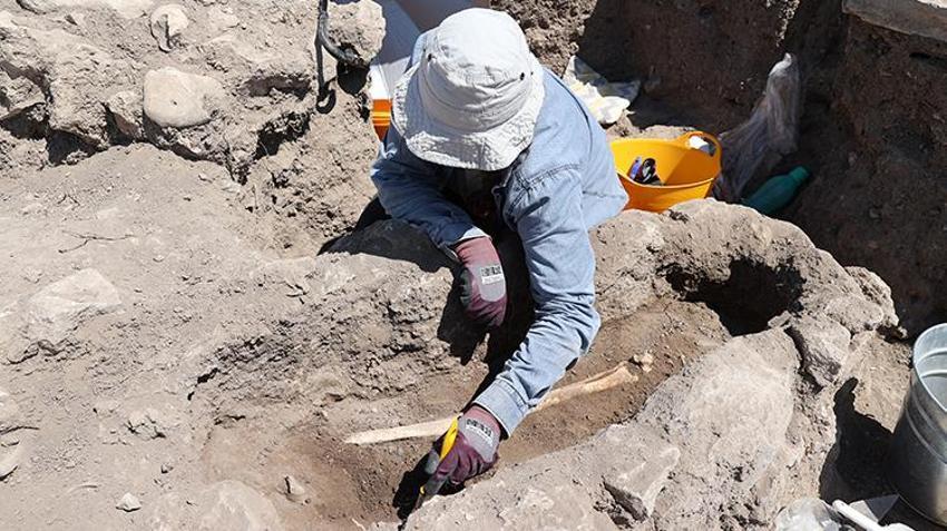 Sivas'ta tarlada keşfedildi! 23 kişi toplanıp sırrı çözüldü: Ortasında delik çıktı