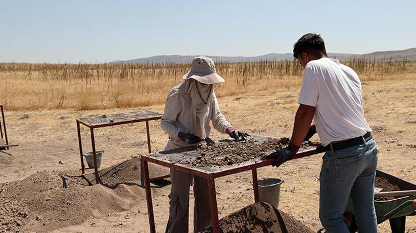 Sivas'ta tarlada keşfedildi! 23 kişi toplanıp sırrı çözüldü: Ortasında delik çıktı