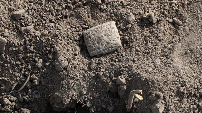 Sivas'ta tarlada keşfedildi! 23 kişi toplanıp sırrı çözüldü: Ortasında delik çıktı