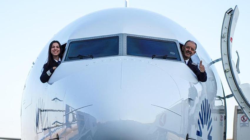 Antalya Havalimanı'nda tarihi an: 42 yıllık kaptan emekli oldu, kokpiti pilot olan kızına devretti!