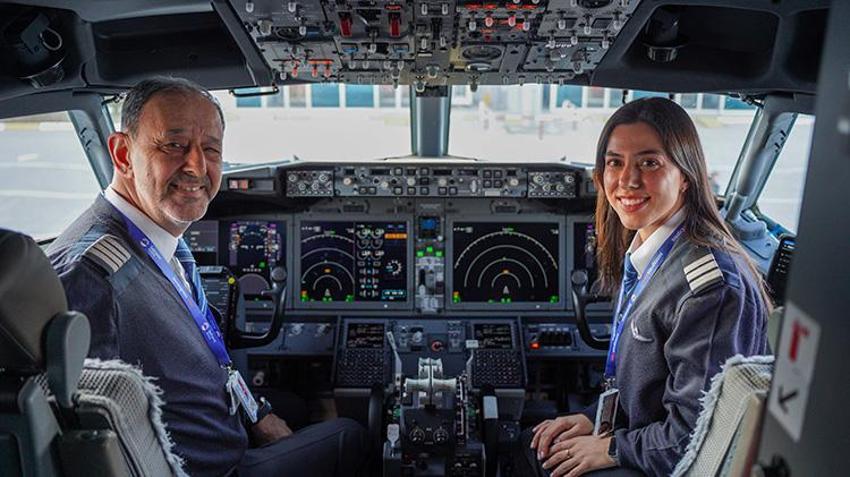 Antalya Havalimanı'nda tarihi an: 42 yıllık kaptan emekli oldu, kokpiti pilot olan kızına devretti!