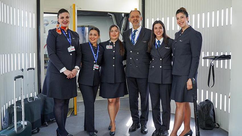Antalya Havalimanı'nda tarihi an: 42 yıllık kaptan emekli oldu, kokpiti pilot olan kızına devretti!