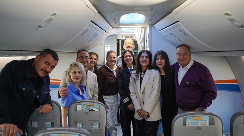 Antalya Havalimanı'nda tarihi an: 42 yıllık kaptan emekli oldu, kokpiti pilot olan kızına devretti!