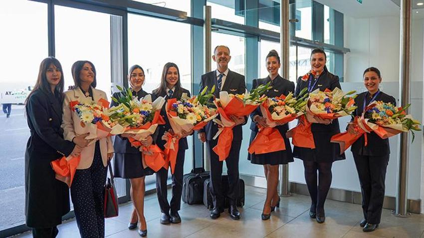 Antalya Havalimanı'nda tarihi an: 42 yıllık kaptan emekli oldu, kokpiti pilot olan kızına devretti!