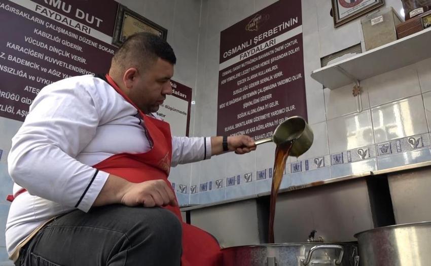 Gaziantep'in 'Siyah Altın'ı geri döndü! 45 yıldır aynı yöntemle hazırlıyor: İftar sofralarından hiç eksik olmuyor