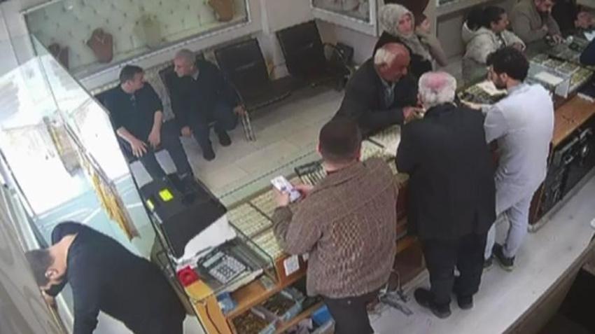 Altınları bozup parasını dolandırıcılara gönderecekti! Kuyumcu ikna edemeyince polisi çağırdı: O anlar kamerada
