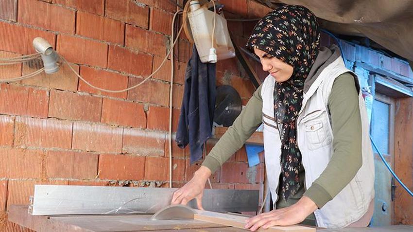 Eşine yardım ederken usta oldu: Çekmece çivileyerek başladı, kendi atölyesini kurdu!