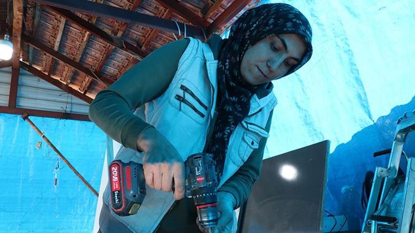 Eşine yardım ederken usta oldu: Çekmece çivileyerek başladı, kendi atölyesini kurdu!