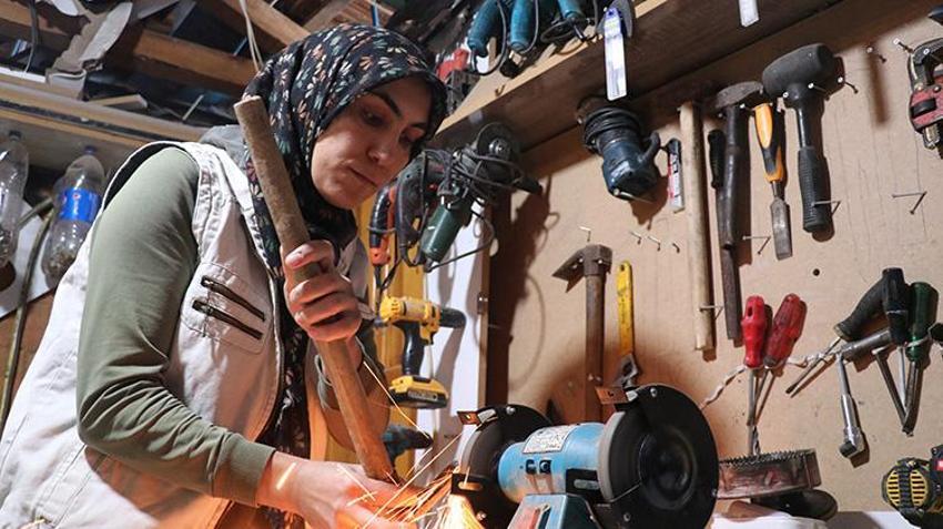 Eşine yardım ederken usta oldu: Çekmece çivileyerek başladı, kendi atölyesini kurdu!