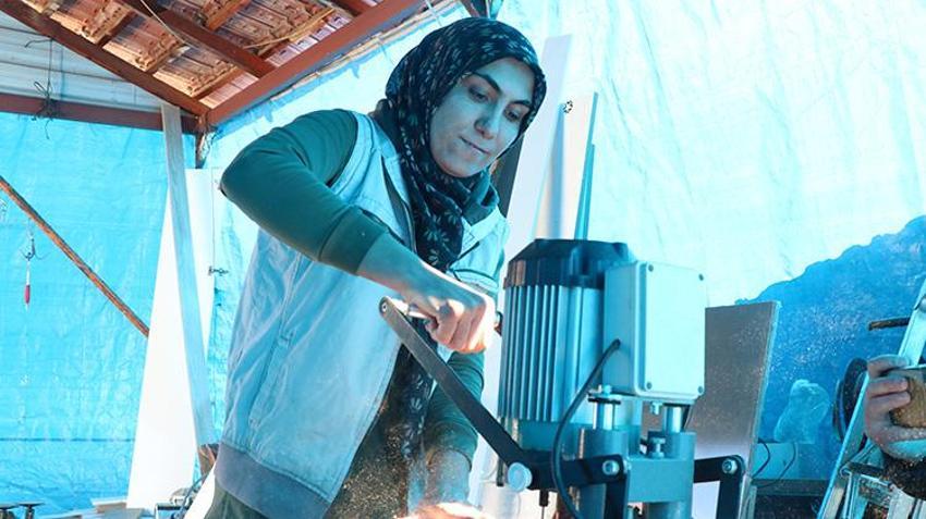 Eşine yardım ederken usta oldu: Çekmece çivileyerek başladı, kendi atölyesini kurdu!