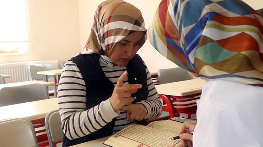 İşitme engelli kadınlar, işaret diliyle Kur'an öğreniyor