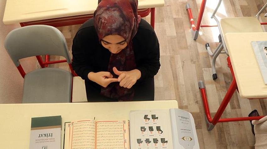 İşitme engelli kadınlar, işaret diliyle Kur'an öğreniyor