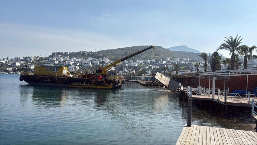 Bodrum'da sosyetenin iskeleleri teker teker yıkıldı, Türkbükü sahilinde büyük temizlik