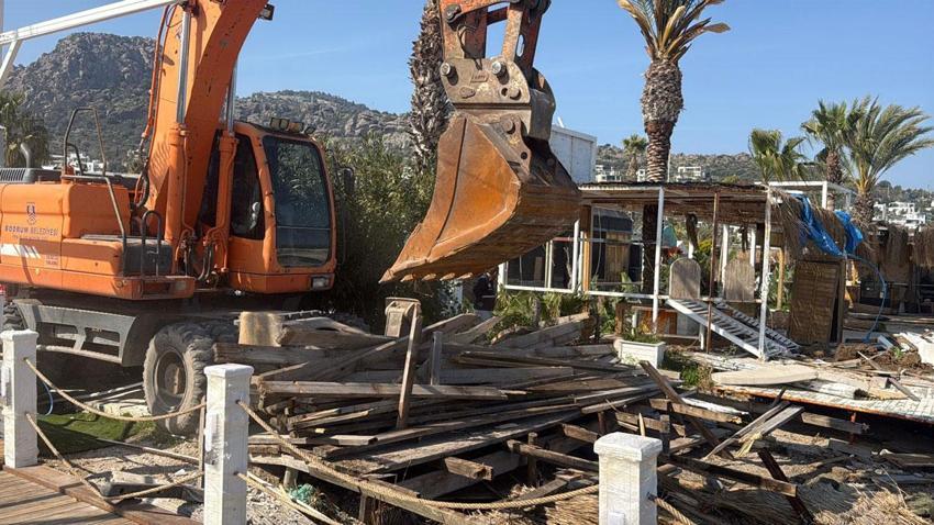 Bodrum'da sosyetenin iskeleleri teker teker yıkıldı, Türkbükü sahilinde büyük temizlik