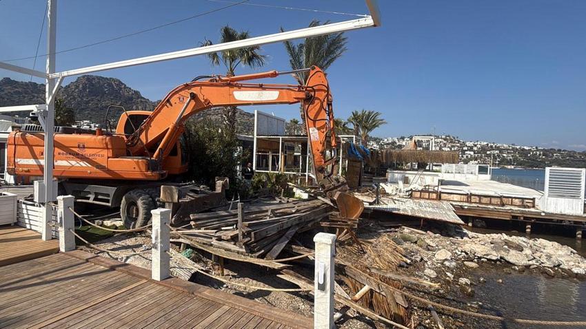 Bodrum'da sosyetenin iskeleleri teker teker yıkıldı, Türkbükü sahilinde büyük temizlik