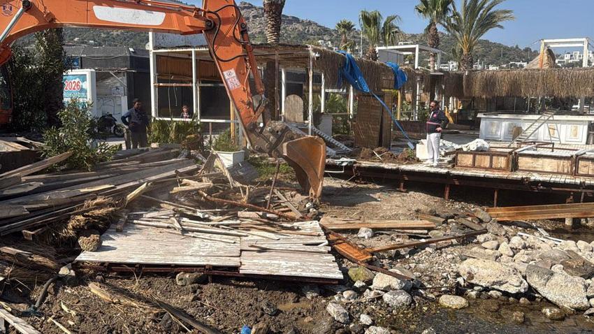 Bodrum'da sosyetenin iskeleleri teker teker yıkıldı, Türkbükü sahilinde büyük temizlik