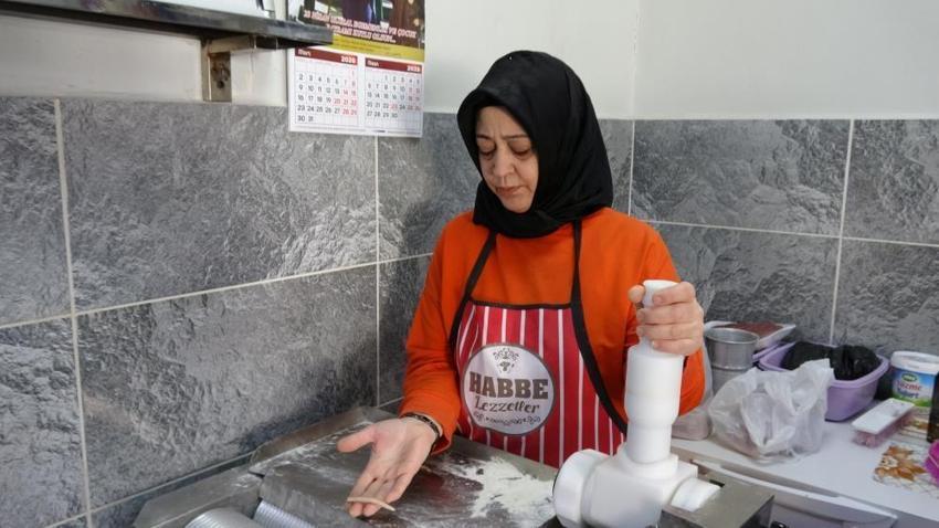 Gaziantep'te bayram sabahının olmazsa olmazı! Tek tek nohut büyüklüğünde yuvarlanıyor