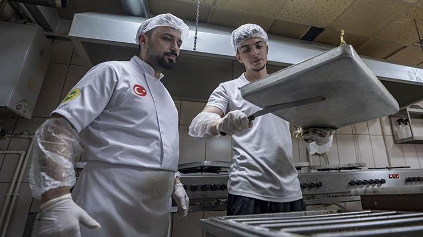 Aldığı devlet desteğiyle işlerini büyüttü! Kurduğu dev tesiste 65 kişi ile Erzurum'un tescilli tatlılarını dağıtıyor