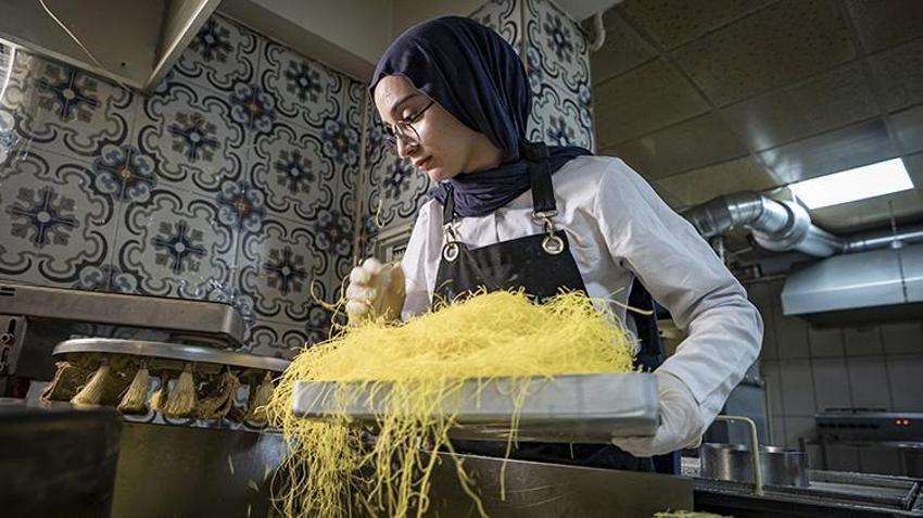 Aldığı devlet desteğiyle işlerini büyüttü! Kurduğu dev tesiste 65 kişi ile Erzurum'un tescilli tatlılarını dağıtıyor