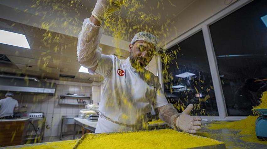 Aldığı devlet desteğiyle işlerini büyüttü! Kurduğu dev tesiste 65 kişi ile Erzurum'un tescilli tatlılarını dağıtıyor