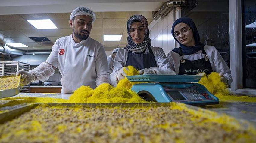 Aldığı devlet desteğiyle işlerini büyüttü! Kurduğu dev tesiste 65 kişi ile Erzurum'un tescilli tatlılarını dağıtıyor