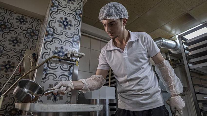 Aldığı devlet desteğiyle işlerini büyüttü! Kurduğu dev tesiste 65 kişi ile Erzurum'un tescilli tatlılarını dağıtıyor