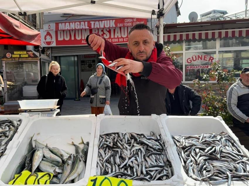 Zonguldak'ta tezgahlar dolup taşıyor! Hamsi 100, mezgit 250 lira!