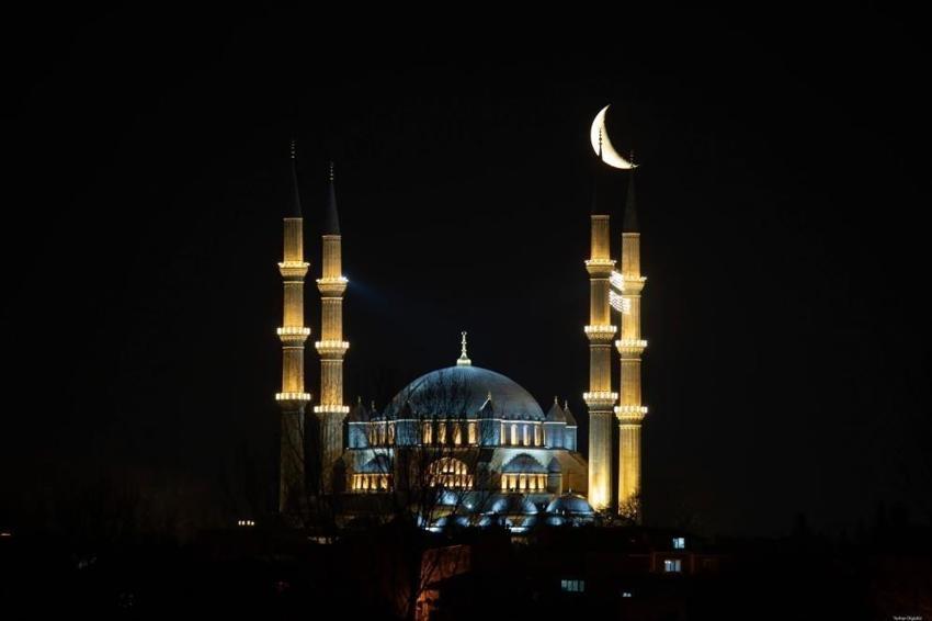 Edirne'de görülmemiş gökyüzü olayı: Selimiye'nin üzerinde belirdi